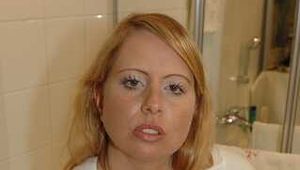 Amateurmodel Benita verführt im Bad