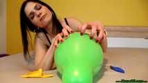 nailpopping in bra and hotpants