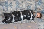 Veronika - eingefangen, hogtied und in Müllsack verpackt 02