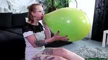 Blow2Pop blue TT14 in a yellow U16 (double balloon)