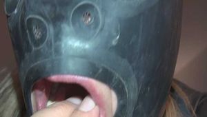 Finger tief in das geile Maul geschoben bis zum Rachen rein