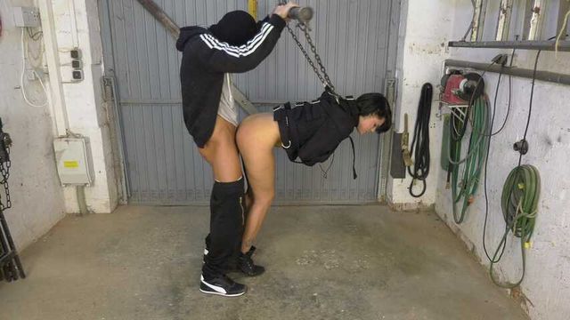 Mit Zwangsjacke in der Garage