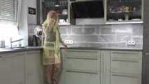 Miss Francine in yellow Schmuddelwedda raincoat (behind the scenes)