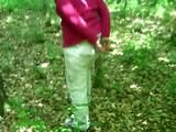Mit Hand - und Fußschellen im Wald spazieren