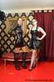 Miss Scarlett wird von Lady Nadja verschnürt und streng geknebelt