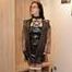 Gefesselt im Lackkleid mit Regenmantel