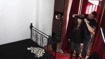 Lucy auf dem bett in einem hogtie 1/2