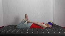Sarah wird im hogtie gekitzelt