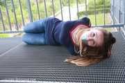 Stella im hogtie auf der Treppe BILDER