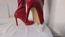 Crushing in rot Overknees auf Tisch