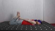 Sarah wird im hogtie gekitzelt