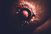 "Das Piercing" BDSM Art für dein Spielzimmer und in der Tat wird nur eine einzige Bilddatei in verschiedenen Varianten hier zum verkauf angeboten
