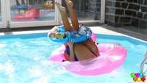 644 Vinna Red plays in the pool