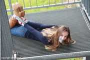Stella im hogtie auf der Treppe BILDER