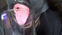 Mehr Pisse bitte - Pisse aus Glas trinken