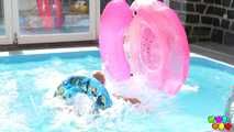 644 Vinna Red plays in the pool