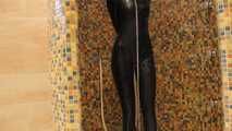 Gummipuppe unter der Dusche