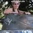Nathalie posiert auf einem Hotchkiss Schützenpanzer