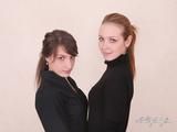 Alexa und Satisfaction Girl zusammen in einer klaren Klarsichtfolie und Kanal aufgezeichnet gewickelt