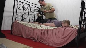 Ginger im hogtie auf dem Bett 2/2