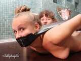 Dana & Jenya - zwei Meerjungfrauen im Pool 02