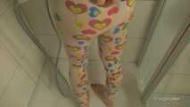 Nasse Leggings in der Dusche