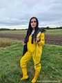 Miss Amira unterwegs im Friesennerz, gelber Regenlatzhose und Gummistiefel