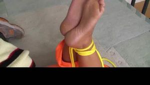 Irina gefesselt mit Schals Teil 2 - DVD (60)