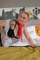 Frida strippt auf dem Bett