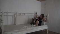 Ayu mit Seilen ans Bett gefesselt 2/2