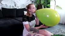 Blow2Pop blue TT14 in a yellow U16 (double balloon)