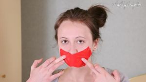 Liska und Miss Love in Mülltüten verpackt zusammen