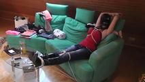 Lisa mit Seilen auf Couch gefesselt 2/2