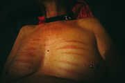 Nippel - Piercing mit Striemen vom Rohrstock