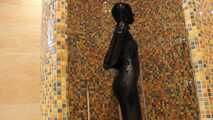 Gummipuppe unter der Dusche