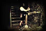 Sklavin in Latex und Ketten im Gruselturm