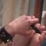 Satisfaction Girl -Zufriedenheit garantiert: Brunette zeigt ihr Bondage-Können (video)