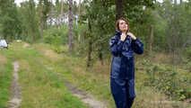 Miss Petra macht einen Spaziergang im Farmerrain Regenanzug und Gummistiefel