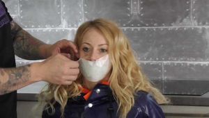 Unser neues Model Miss Alice im Farmerrain Regenanzug und Bondage