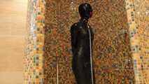 Gummipuppe unter der Dusche