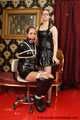 Miss Scarlett wird von Lady Nadja verschnürt und streng geknebelt