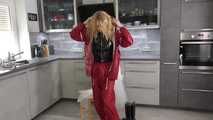 Miss Alice im Nylon Regenanzug und transparentem Regenanzug mit Latzhose