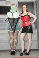 Lady Nadja und Miss Francine haben Spaß in Schmuddelwedda Regenjacken