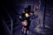 Sklavin in Latex und Ketten im Gruselturm