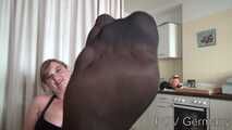 "Unter Deutschen Dächern" - Eine milf zeigt Ihre Nylons in Nahaufnahme