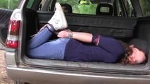 Lady X im hogtie mit Tüchern 1/2