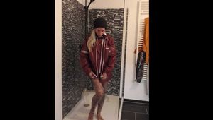 Miss Francine in AGU Regenjacken und transparentem Regenanzug in der Dusche