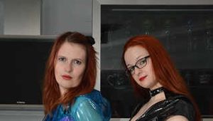 Miss Petra gefesselt und geknebelt von Lady Nadja in Lack und Plastikregenmantel