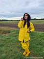 Miss Amira unterwegs im Friesennerz, gelber Regenlatzhose und Gummistiefel