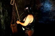 Sklavin in Latex und Ketten im Gruselturm